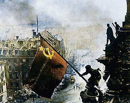 522_Soldaten_der_Roten_Armee_auf_dem_Dach_des_Reichsta.jpeg